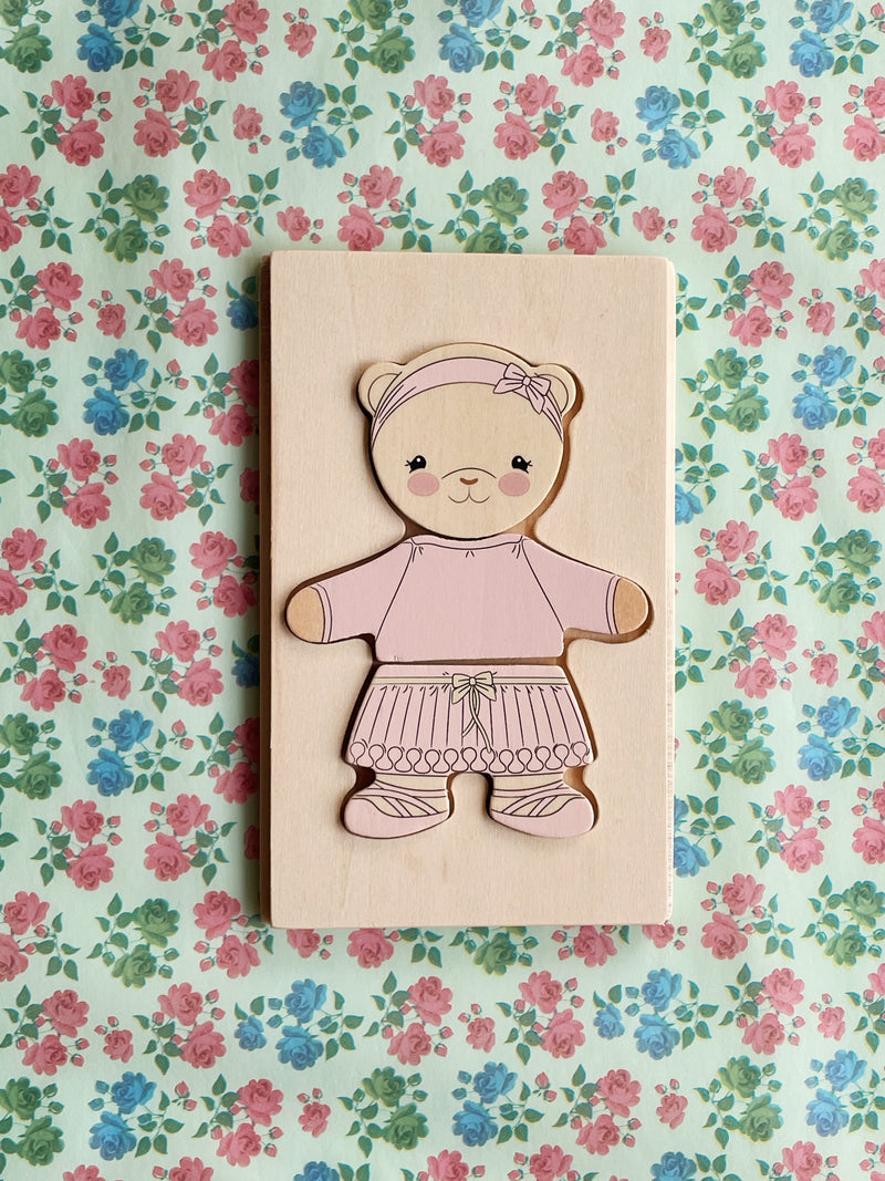 [Konges slojd] Teddy-Ankleidepuzzle aus Holz FSC - Dusty Pink