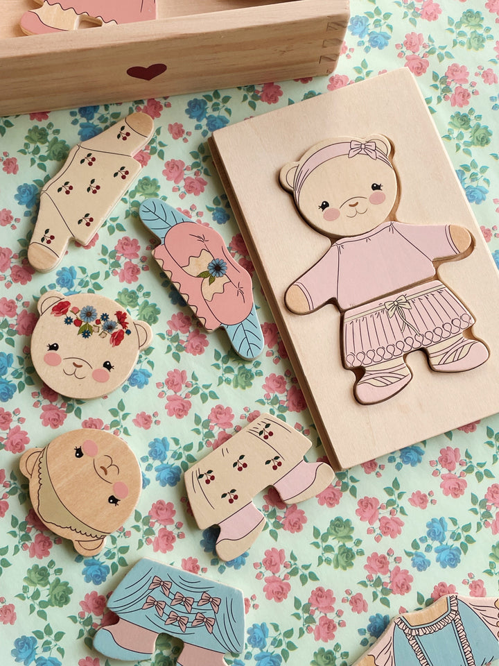[Konges slojd] Teddy-Ankleidepuzzle aus Holz FSC - Dusty Pink