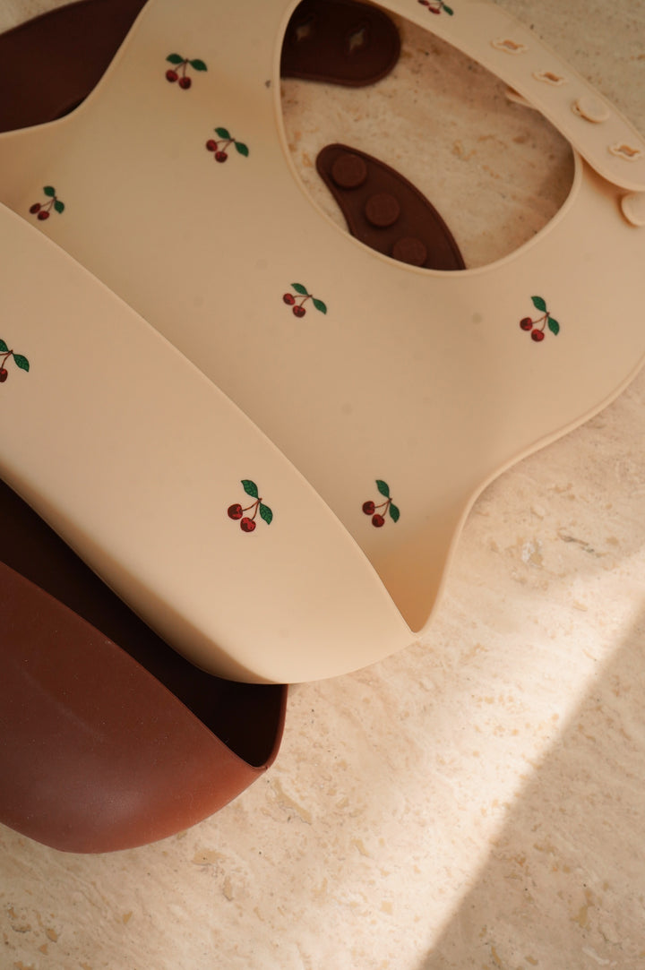 [Konges slojd]2-Pack Silicone BIbs-Cherry/Mocca